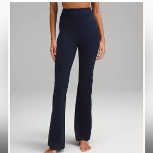 Lululemon Groove Super-High-Rise Flared Pant Nulu
Regular Size 4 True Navy